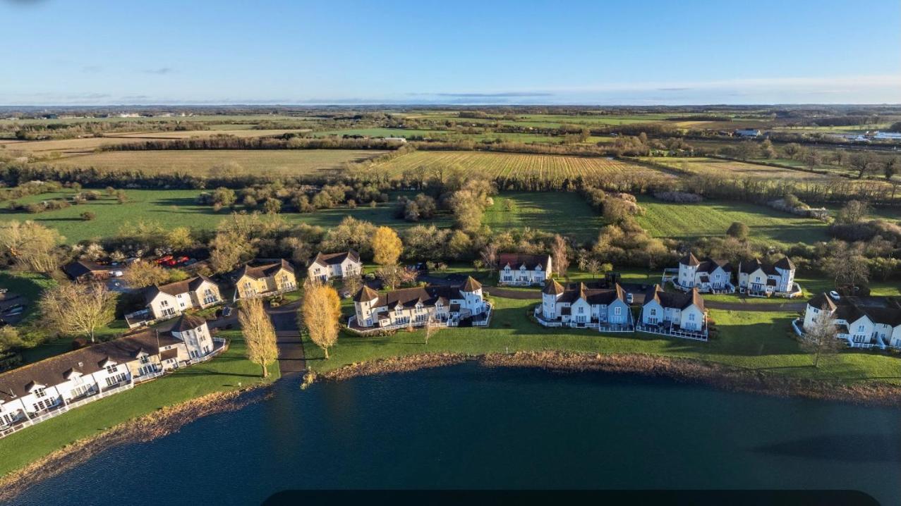 Liming Lodge - Lakeside Home In The Cotswolds South Cerney Exterior photo